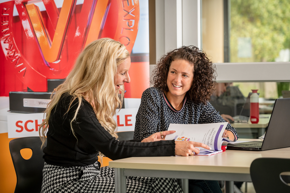 Medewerkers achter laptop